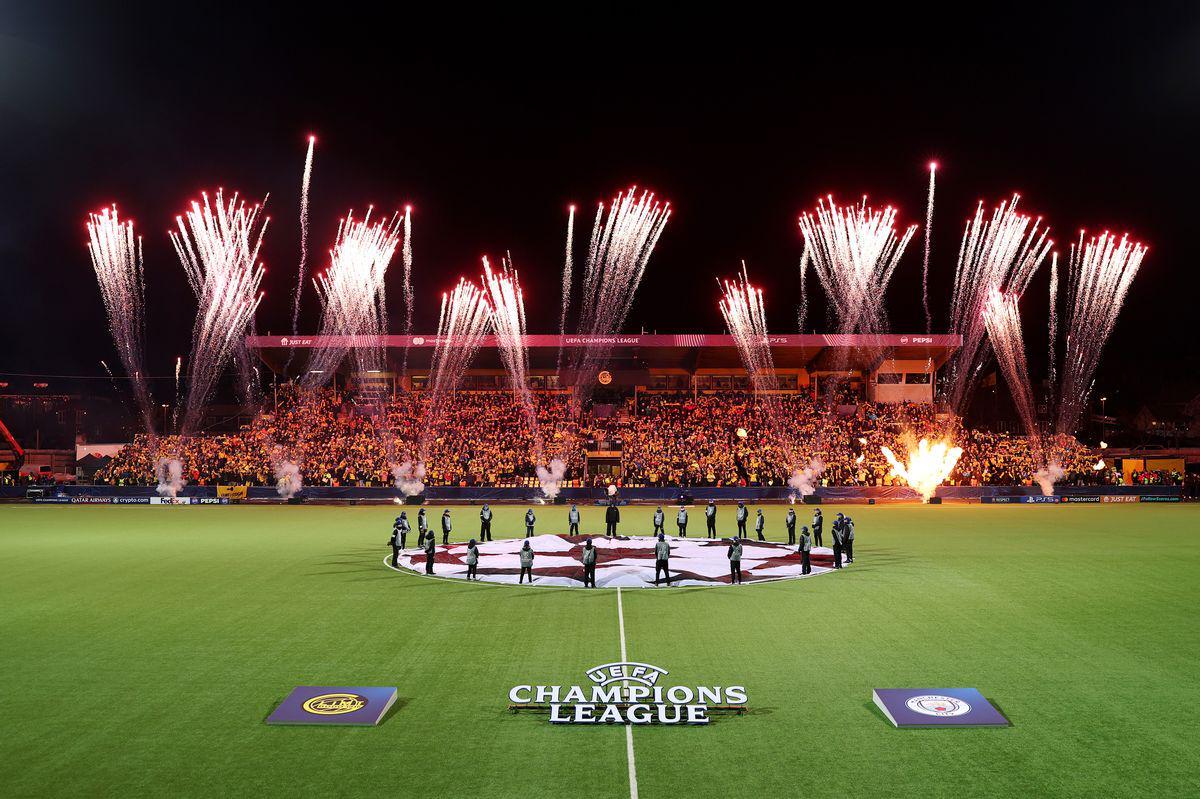 yl23455永利平台-曼晚：大量未买到票的曼城球迷也随队远征挪威客场，甚至有人爬树上看球
