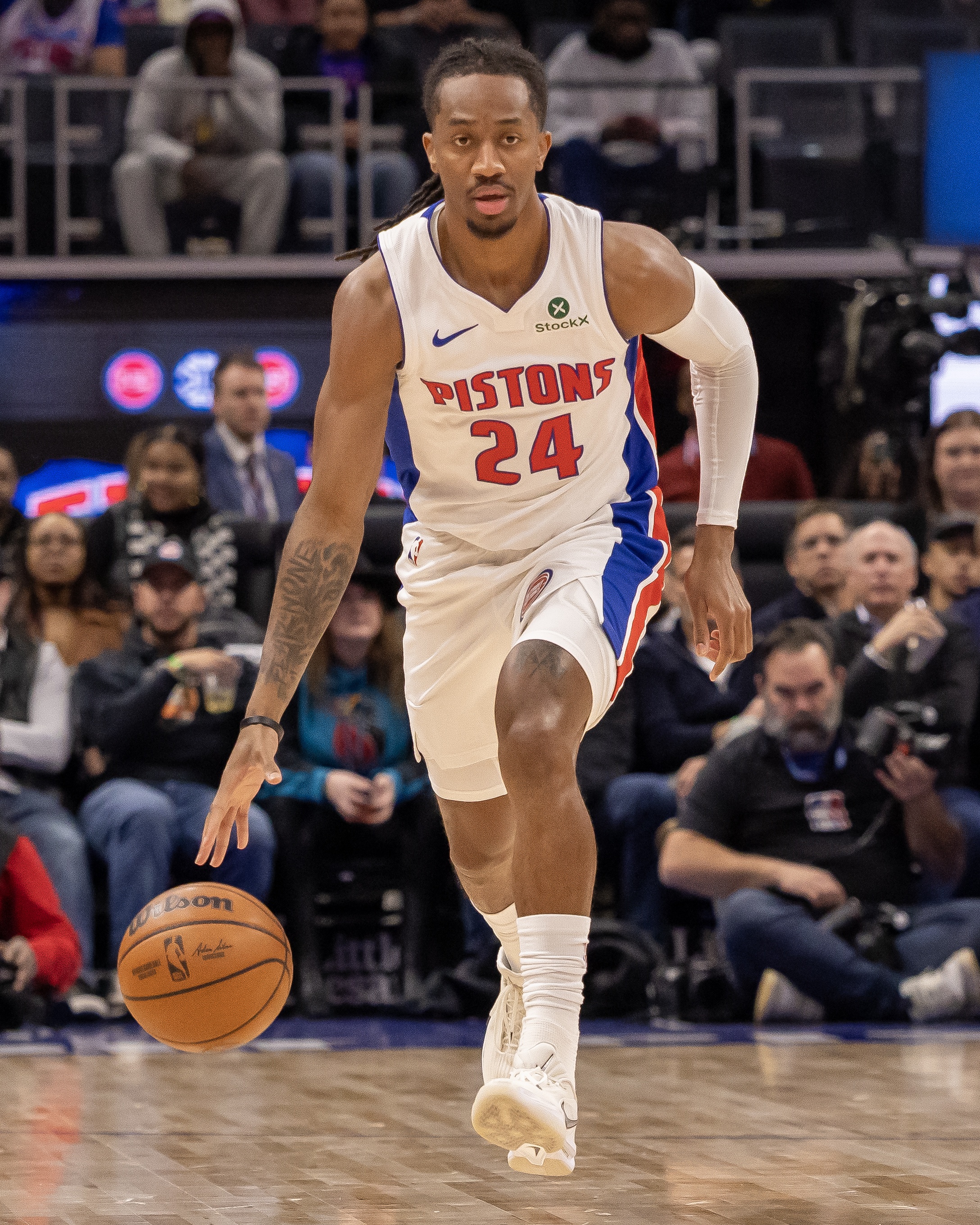 yl23455永利中国有限公司-詹金斯最近7场场均19.9分4.7板7.1助 两分命中率49.5% 三分44.1%